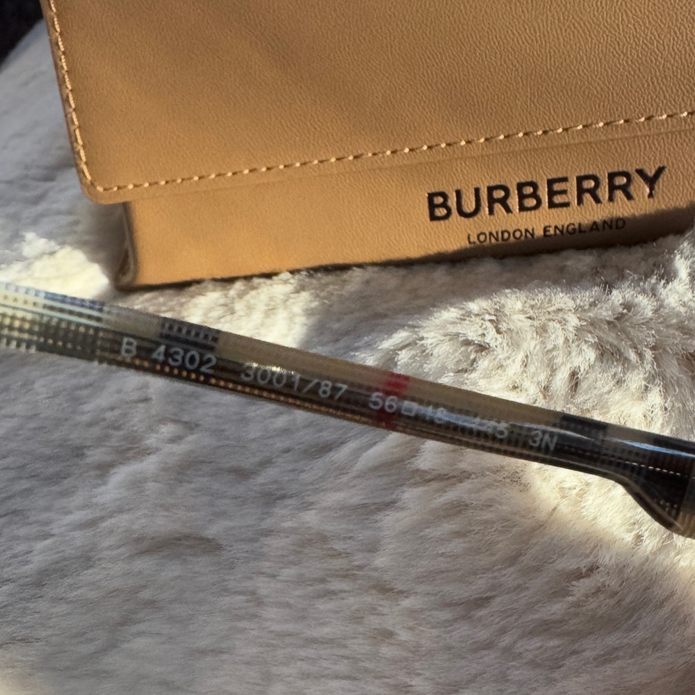 Burberry Foxcote Sunglasses (Unisex) - Picture 5 of 7